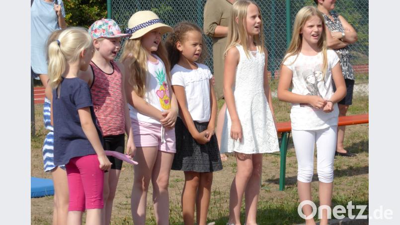 Zwei Gruppen einer AG singen tschechische Kinderlieder. fsb