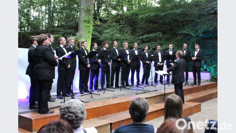 17 ehemalige Domspatzen besingen den Mythos Bayerns: Das Renner-Ensemble Regensburg feiert in Gebenbach 100 Jahre Freistaat. dwi