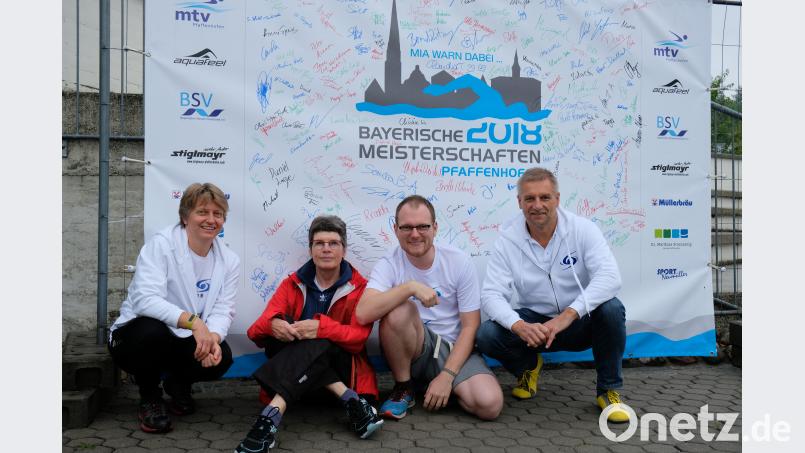 Die Schwimmer des TV Amberg in einer Regenpause vor der Unterschriftenwand, auf der sich alle Aktiven verewigen konnten (von links): Petra Kopp, Andrea Duberow, Sven-Yannik Schuba und Wolfgang Sperber. exb