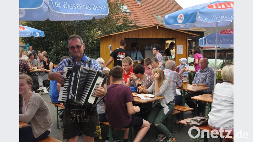 Josef Wolfrath ist selten ohne Instrument anzutreffen. Er sorgte am Nachmittag für die musikalische Unterhaltung. dob