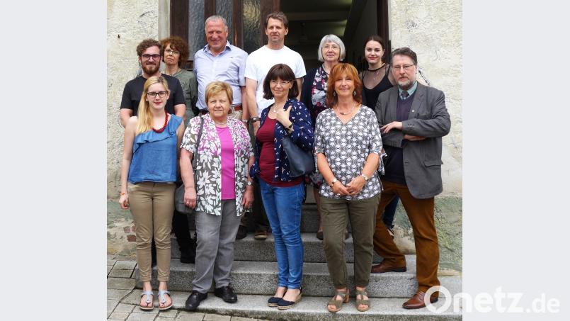 Kuratorin und Künstlerin Renate Ullman (hinten, Zweite von rechts) freut sich mit den Kunstvereinsvorsitzenden Peter Wunder (hinten, Dritter von links) und Karl Stumpfi (rechts) sowie den Künstlern über eine gelungene Vernissage. weu