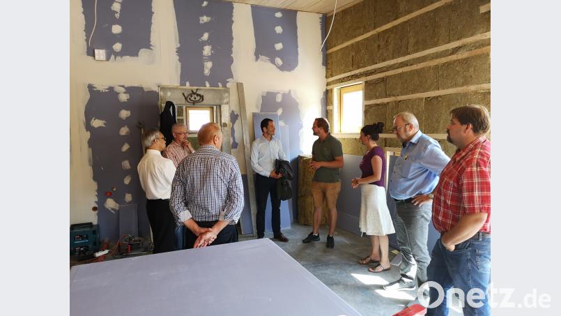 Besuch in Kohlberg. Abgeordneter Albert Rupprecht sieht sich den Krippen-Neubau an. exb