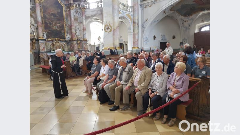 Pater Bernhard bei der Kirchenführung hir