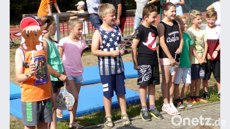 Zwei Gruppen einer AG singen tschechische Kinderlieder. fsb