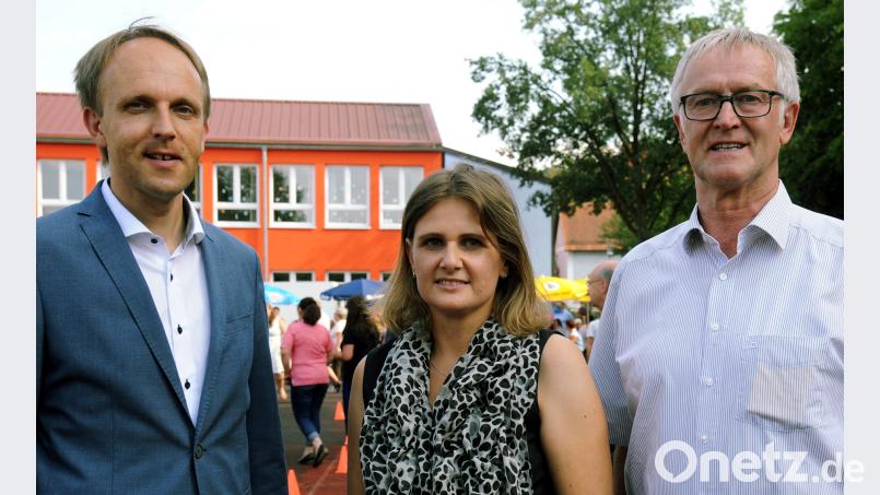 Schulrat Stephan Tischer, Silke Kick und Bürgermeister Franz Birkl (von links). gf