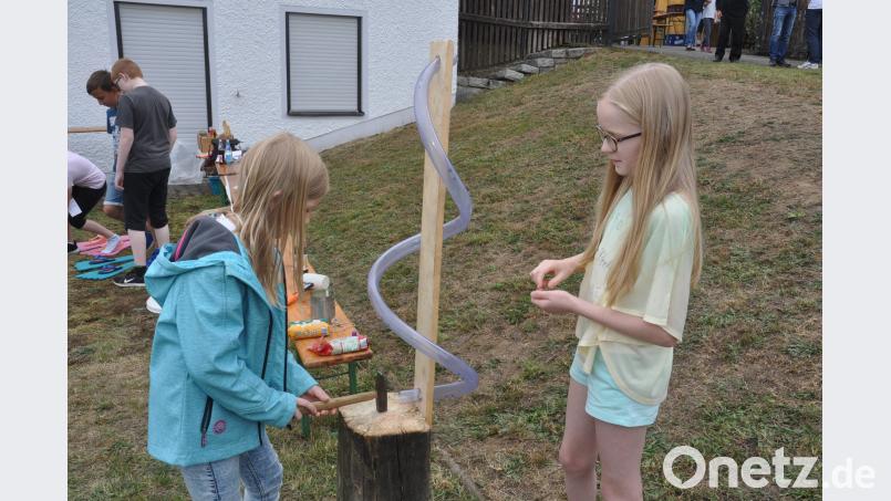 Das Erbsenschlagen gefällt den Kindern auch heute noch. dob