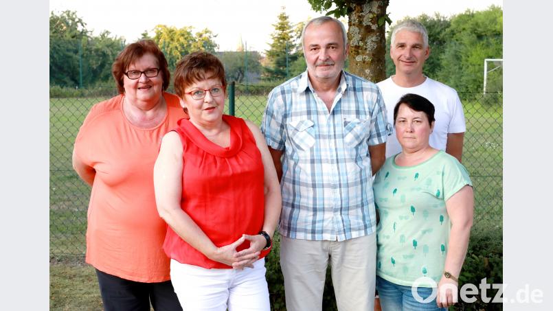 Die Delegierten zur Unterbezirks-Europakonferenz des SPD-Ortsvereins mit SPD-Ortsvorsitzender Brigitte Scharf (zweite von links), Franz Bauer junior (dritter von rechts) und Reinhold Kastner (rechts) sowie die Ersatzdelegierten (von links) Christine Trenner und Olga Lamm. njn