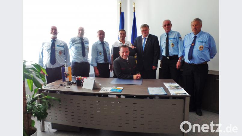 Gruppenfoto der Speichersdorfer Reservisten mit Vorsitzendem Hubert Brendel (Zweiter von rechts) im neuen Amtszimmer von Bürgermeister Markus Koller (sitzend) sowie Bürgermeister Manfred Porsch (Dritter von rechts) und dem Obmann des Ö.K.B. Ortsverbandes Unterolberndorf, Udo Stächelin (Vierter von rechts). br
