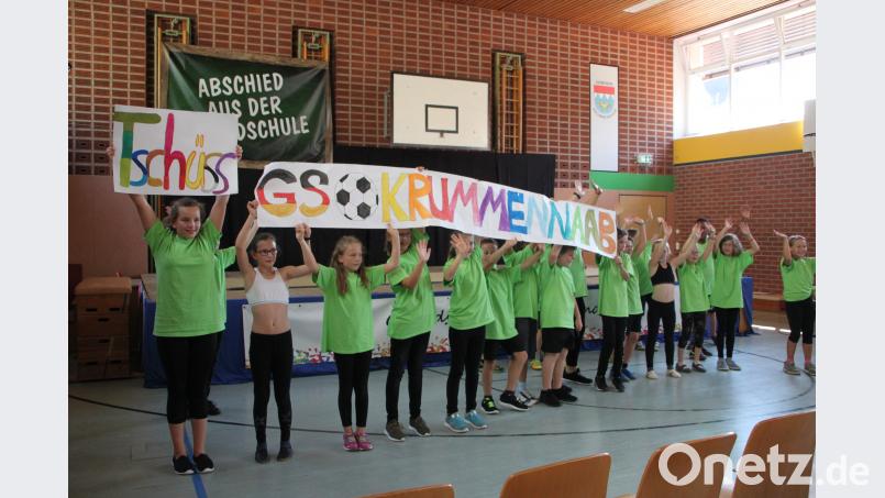 Mit &quot;Tschüss GS Krummennaab&quot; verabschiedete sich die vierte Klasse. den