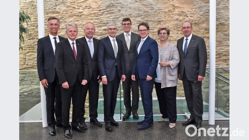 Gruppenbild: IHK-Präsident Michael Matt (4.v.r.) und das neue IHK-Präsidium mit den sieben Vizepräsidenten (v.l.) Stefan Rödl, Thomas Hanauer, Bernd Fürbringer, Dr. Rolf Pfeiffer, Dr. Alois Plößl, Karin Siegert und Peter Esser. Bayreuther