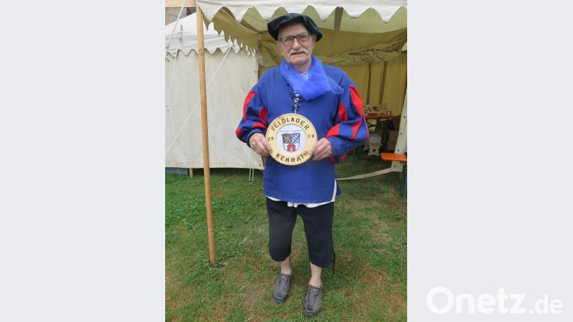 Heiner Dworzak, Mitglied der der Kemnath er Stadtwache, hat für die verabschiedung der Teilnehmer am 5. Feldlager 22 Erinnerungsteller kunstvoll gefertigt. jzk