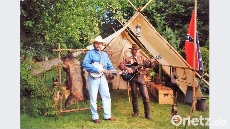 Das County-Duo Paul &amp; Harry spielt am Freitag beim Flutluchtschwimmen im Pleysteiner Freibad. exb