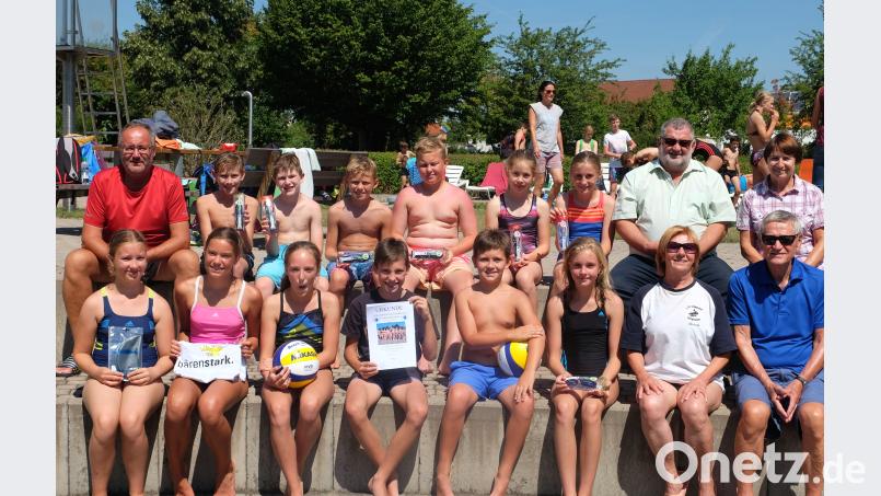 Der Zweckverband Freizeit- und Erholungszentrum Perschen richtet die „Perschener Schwimm-Meisterschaften“ aus. Konrektorin D. Heidi Schwendner leitete die Wettkämpfe und Vorsitzender Bürgermeister Armin Schärtl zeichnete die Erstplatzierten in der Einzelwertung und in den Staffeln aus (hinten von rechts). Kreisobmann für Schwimmen, Peter von der Sitt (hinten links) und die pensionierten Lehrkräfte Manfred Schwendner und Christa Schwaiger (vorne von rechts) wirkten als Kampfrichter. ohr
