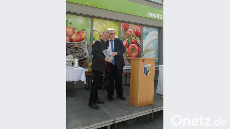 Bürgermeister Manfred Porsch (rechts) überreicht an seinen niederösterreichischen Amtskollegen Markus Koller das Gemeindewappen in Glas als Präsent für das neue Rathaus. br