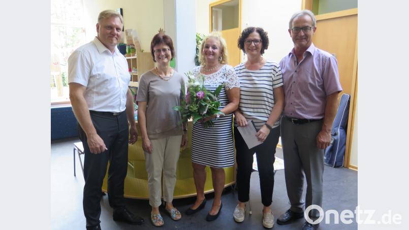 Bürgermeister Werner Nickl (rechts), Geschäftsstellenleiter Reinhard Herr (links), Angelika Lober, Regina Amm (Zweite und Vierte von rechts) wünschen Erzieherin Gerlinde Weber alles Gute für ihren wohlverdienten Ruhestand. jzk