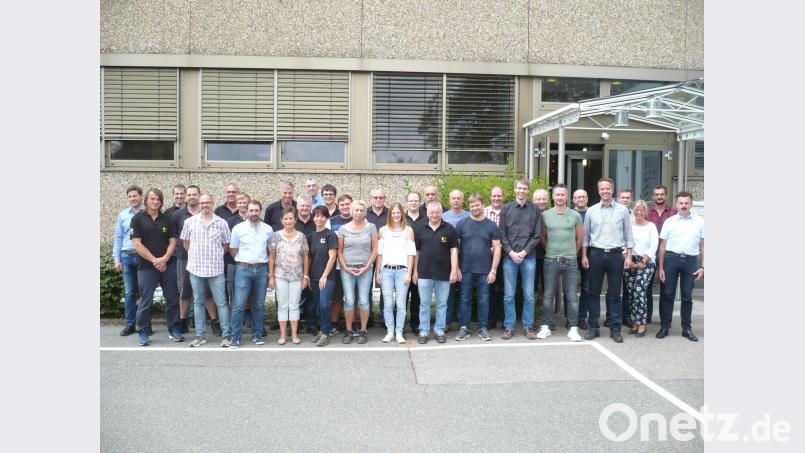 Diese Arbeitsjubilare zeichnete Kennametal in einer Feierstunde aus, rechts Werksleiter Bernd Lukas. Bild: exb