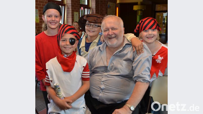 Als &quot;Papa der Schule&quot; war Lehrer Rudolf Künzl bei den Buben und Mädchen beliebt. Die Piraten haben jedenfalls ihren Schatz gefunden, das war ihnen anzumerken. dob