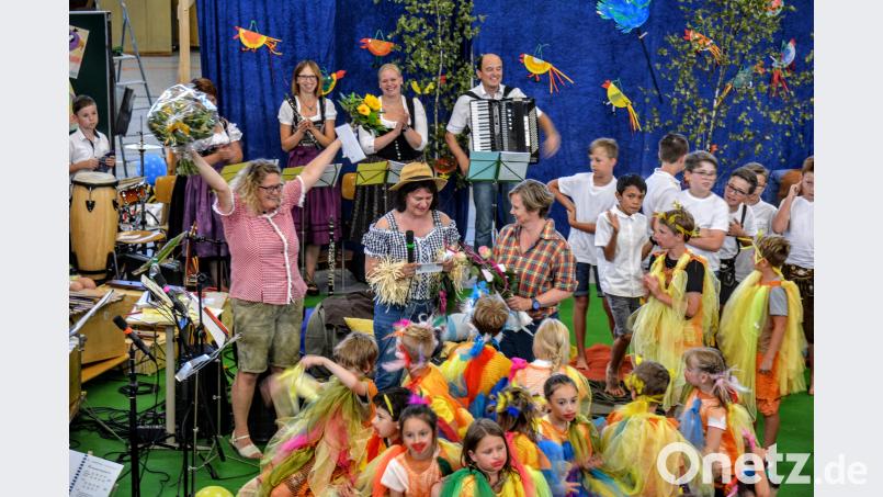 Bunt geht es zu beim Singspiel der Hirschauer Grundschule. fdl