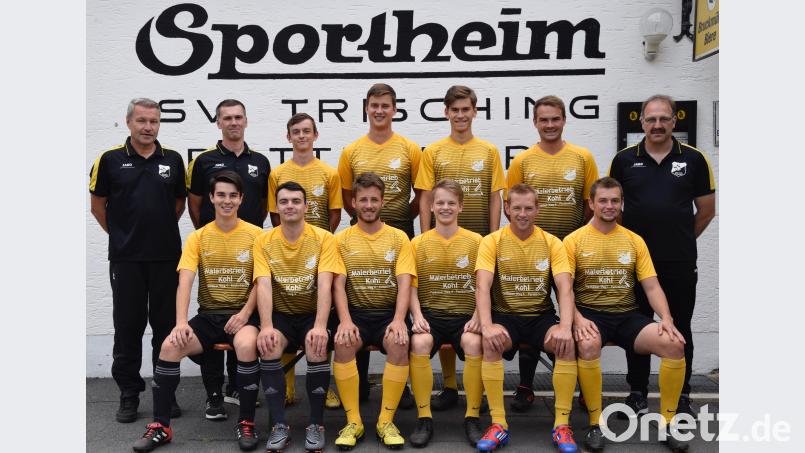 Die Offiziellen des SV Trisching freuen sich über viele Neuzugänge: (von links) d Vorstand Hubert Scharf, Trainer Gerald Lösch, Noah Kurz, Christian Niedermeier, Luis Schatz, Daniel Meyer, Fußballabteilungsleiter Jürgen Altmann und (sitzend von links) Franz Ruidisch, Andreas Meierhofer, Johannes Wesnitzer, Jonas Schimmer, Markus Oefner und Stefan Oefner.	Bild: ral ral