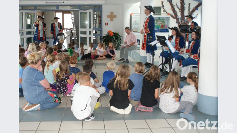 Alois Schneeberger las ein musikalisches Märchen in Anlehnung an Schneewittchen, der Kolping-Spielmannszug begleitete mit seinen Instrumenten und sie begeisterten die Grundschüler in der Schulnacht. weu