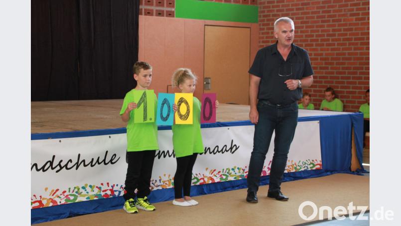 Knapp 1000 Tage verbrachten die Schülerinnen und Schüler während ihrer ersten vier Schuljahre an der Grundschule Krummennaab. Bürgermeister und Schulverbandsvorsitzender Uli Roth gratulierte den Absolventen. den