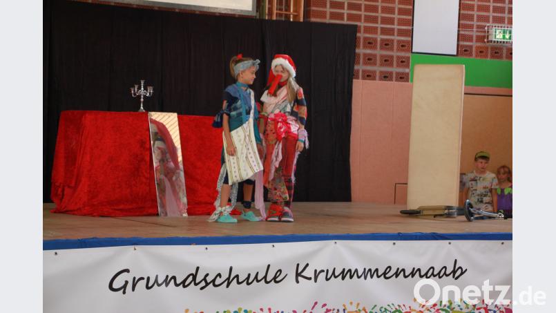 Beim Theaterstück &quot;Irgendwie anders&quot; zeigte die dritte Klasse ihr Schauspieltalent. den