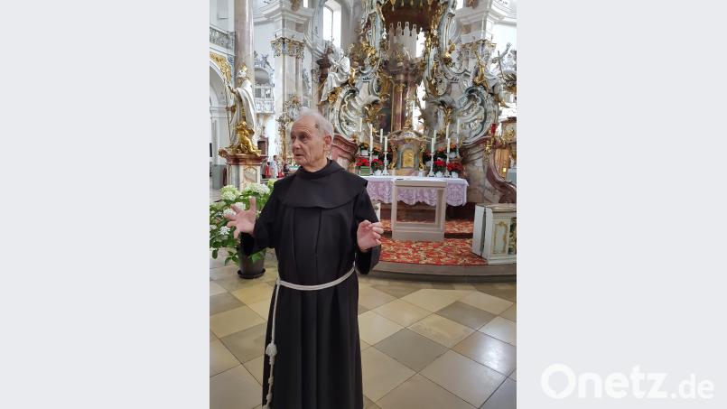 Pater Bernhard bei der Kirchenführung vor dem Gnadenaltar hir