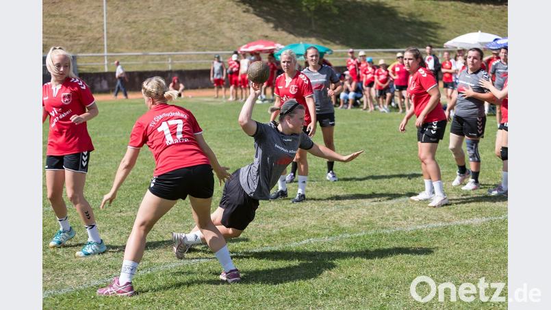 Voller Einsatz beim Feldhandball-Turnier des HV. Uschold