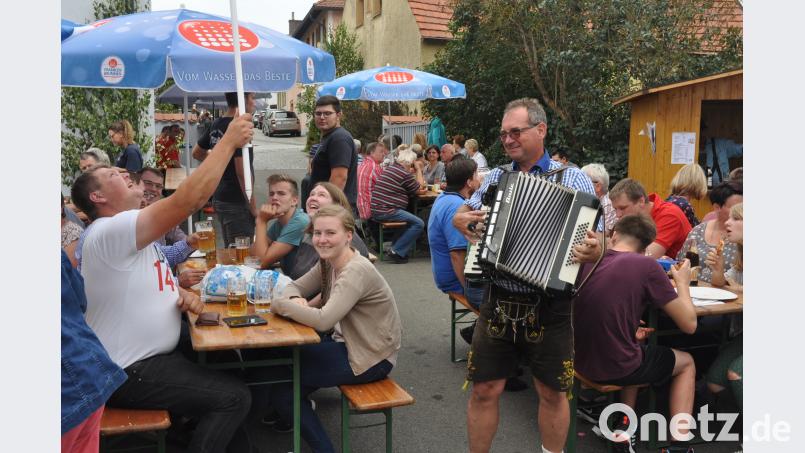 Josef Wolfrath ist selten ohne Instrument anzutreffen. Er sorgte am Nachmittag für die musikalische Unterhaltung. dob