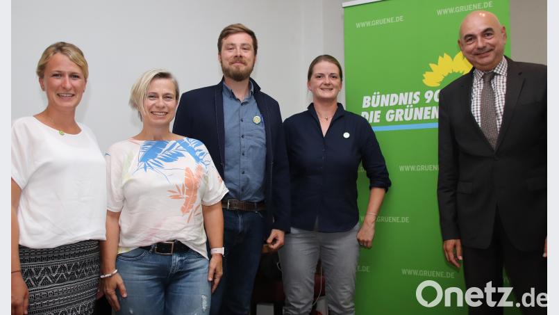 Zum Wahlkampfauftakt der Landkreis-Grünen in Nabburg stellten sich nicht nur Landtagswahl-Spitzenkandidat Jürgen Mistol (rechts) und seine beiden Landtagswahlmitstreiter Benjamin Quaas (Mitte) und Tina Winkelmann (rechts daneben) vor, sondern auch die Bezirkstags-Kandidatinnen Franziska Wünsch und Marion Juniec-Möller (von links). Dobler