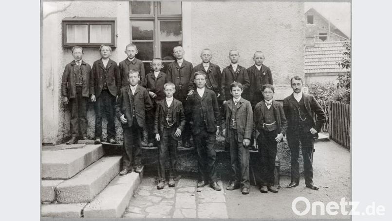 Feiertagsschüler 1909: Sie stellen sich nach dem Sonntagsgottesdienst dem Fotografen Oeberst aus Hof, mit ihrem Lehrer Josef Binapf (wirkte in den 1930er Jahren als Bezirksschulrat in Kemnath). gis