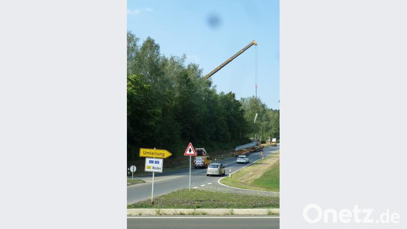Die Telekom ließ im Getreidefeld (links hinter den Büschen) oberhalb der Kreuzung der Bundesstraße 22/Staatsstraße 2159/Kreisstraße SAD 42 einen 25 Meter hohen Mobilfunkmasten mit Plattform und Betriebscontainer errichten. Damit soll der Handyempfang in Teunz besser werden. Portner