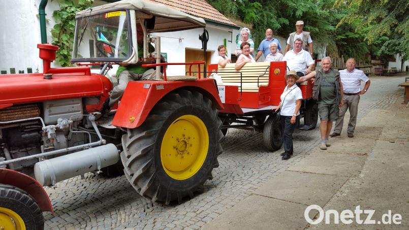 Hoch oben auf einem historischen Feuerwehranhänger absolvieren die Mitglieder der Reservistenkameradschaft eine Traktorrundfahrt zu den sehenswerten Plätzen und Gebäuden der historischen Weinstadt Poysdorf. br
