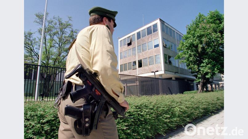 Mit einer Maschinenpistole um die Schulter dreht dieser Polizeibeamte vor dem Münchener US-Generalonsulat seine Runden. Peter Kneffel/dpa
