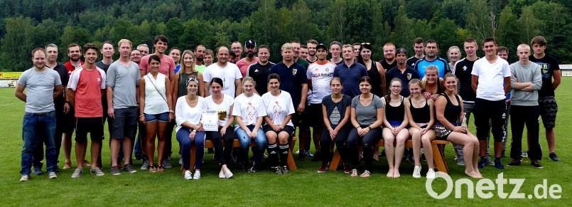 Die Akteure mit den Mannschaftsführern der teilnehmenden Teams. zer