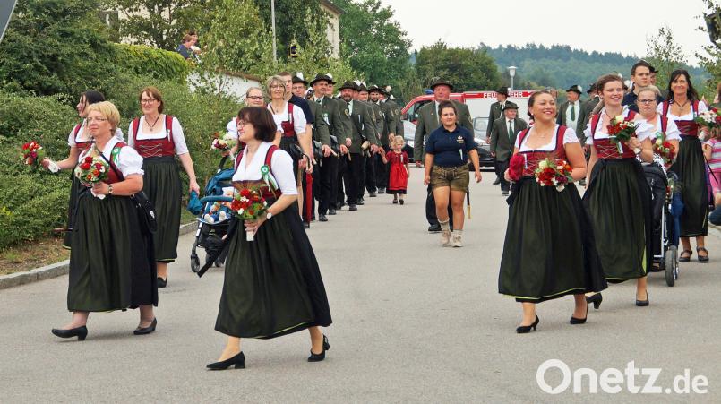 Über 50 Vereine sorgten beim Festzug am Sonntag für ein farbenfrohes Bild. Die Delegation des Jubelvereins, der Bergschützen Kemnath bei Fuhrn führten die Festdamen und Schirmherrin Renate Probst an. agr