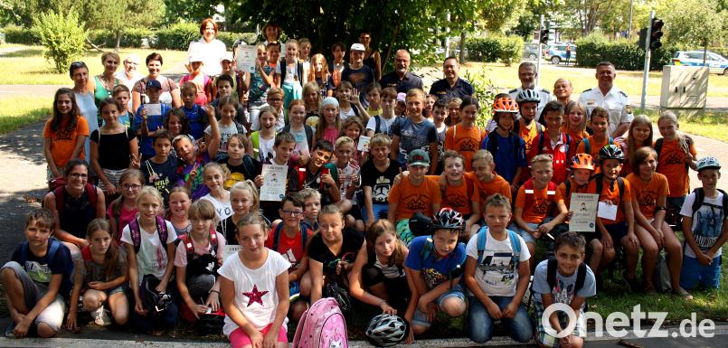 Kreisentscheid im Radfahren: Die vier Gruppen mit den Urkunden, vorne sitzend die Kirchenthumbacher, rechts die Schirmitzer, dahinter die Manteler und die Pleysteiner. R. Kreuzer