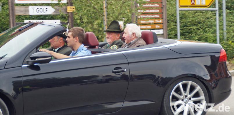 Die Gründungsmitglieder des Schützenvereins wurden im Cabrio chauffiert. agr