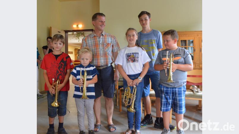 Ein kurzweiliges Trompetenkonzert zum Mitsingen bereiteten (von links) Dominik Kopp, Stefan Kirschner, Lehrer Benno Englhart, Carlotta Sieber, Raphael Denk und Paul Schnabel den Bewohnern und Gästen des Seniorenheims Hammergmünd. Dafür erhielten Sie kräftign Applaus. myd
