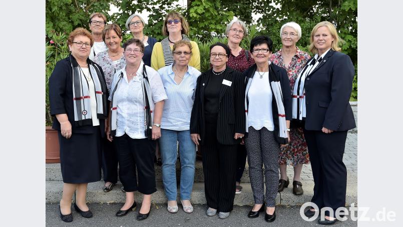Die für 50 und 60 Jahre Zugehörigkeit zur Schwesternschaft Geehrten (hinten von links): Pflegedirektorin Elisabeth Ziegler (Hof), Christa Gingerich, Christine Mokry, Jutta Petzoldt, Katharina Vetter und Edeltraud Heisel. Vorne von links: Oberin Brigitte Wedemeyer, Karin Gradl , Annemarie Degenkolb, Herta Suchland, Anita Baier und Pflegedirektorin Kerstin Wittmann vom Klinikum St. Marien Amberg. zig