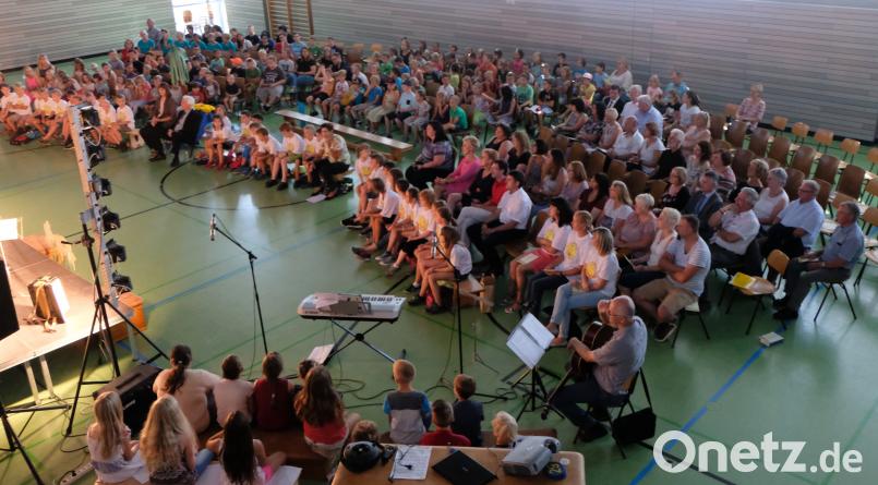 In der überfüllten Schulturnhalle geht es bei der offiziellen Abschiedsfeier der Schüler aus Floß und Flossenbürg für Rektor Peter Steigner lustig und entspannt zu. le
