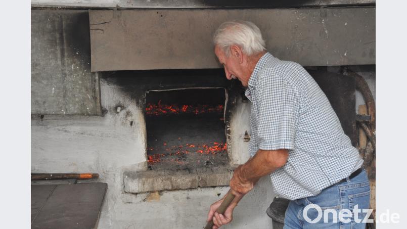 Karl Axmann läuft beim Pfarrfest auf Hochtouren, um die beiden Backöfen zu beschicken. dob