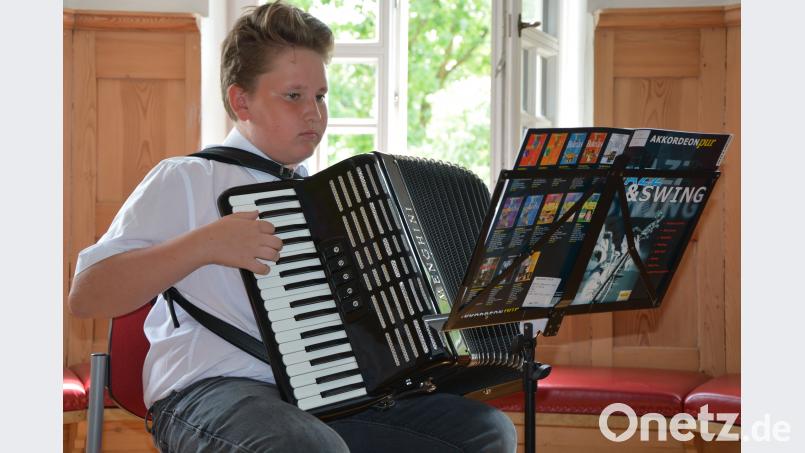 Christian Urbanek begleitet auf seinem Akkordeon die Feierstunde jr