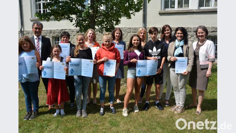 Leitender Schulamtsdirektor Rudolf Kunz ( Zweiter von rechts) und Seminarrektorin Martina Puff (rechts) überreichen Urkunden und Geldpreise an die vier beteiligten Schulen aus dem Landkreis. jr