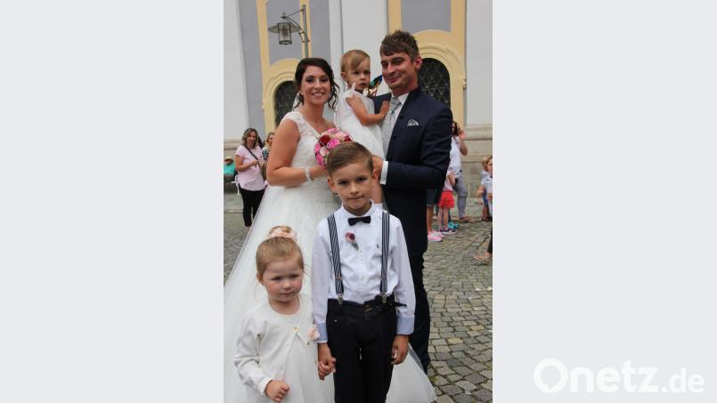 Nadine und Frederich Lercher mit ihrer gemeinsamen Tochter Hannah beim Verlassen der Basilika. Vorne die beiden Brautkinder Alea und Jonah. kro