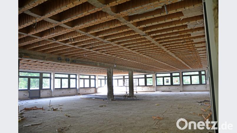 Die Bauarbeiten im Neustädter Gymnasium hinken ein halbes Jahr hinterher. Der Abschluss der Generalsanierung verzögert sich. Gabi Schönberger