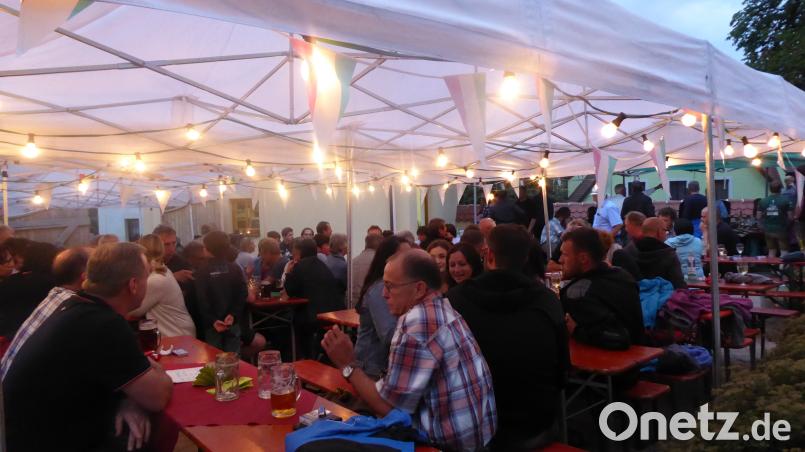 Gemütliche Stimmung: Der gut besuchte Innenbereich des Pfarrhofes. jow