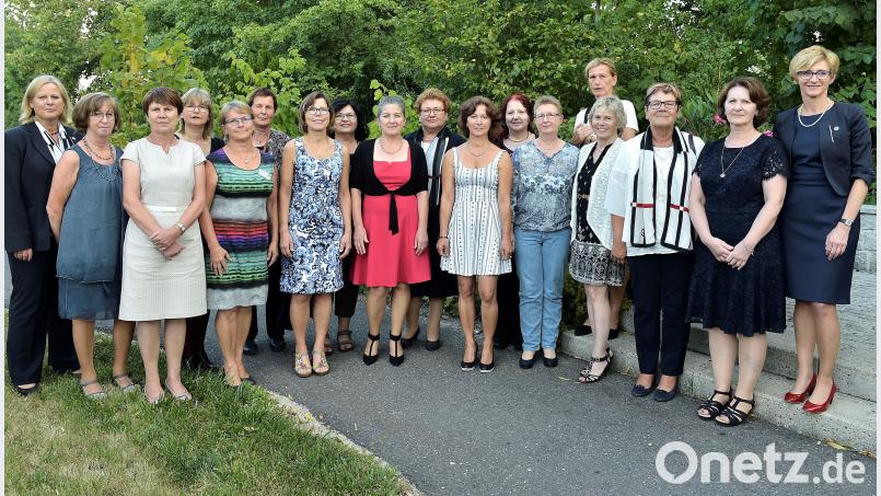 Die Geehrten für 25 und 40 Jahre Mitgliedschaft (von links): Pflegedirektorin Kerstin Wittmann vom Klinikum St. Marien, Christa Lotter, Monika Weiß, Regina Letz, Lydia Moosburger, Elisabeth Püschel, Renate Eichermüller, Maria Drescher, Maria Halucha, Oberin Brigitte Wedemeyer, Petra Engelbrecht, Renate Wirth, Karin Strelow, Angelika Räder, Rita Schmidt, Pflegedirektorin Elisabeth Ziegler (Hof), Ingrid Findl und Tatjana Richter vom Wallmenich-Haus. zig