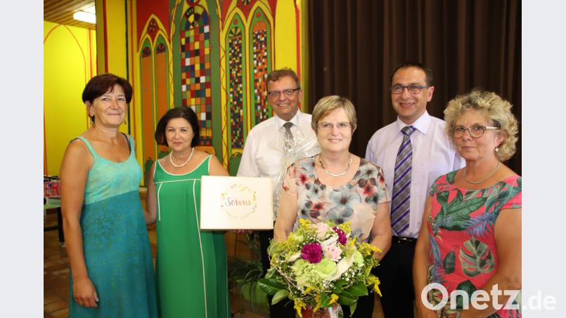 Der scheidende Schulleiter Helmut Schuster (Mitte) bekam nach der Rede seines Stellvertreters Manfred Bösl (Zweiter von rechts) ein Geschenk des Kollegiums, das Angela Dausch, Ildika Hummel (von links) und Andrea Bäumler (rechts) überreichten. Für Schusters Gattin Anneliese (Dritte von rechts) gab es Blumen. Thomas Dobler