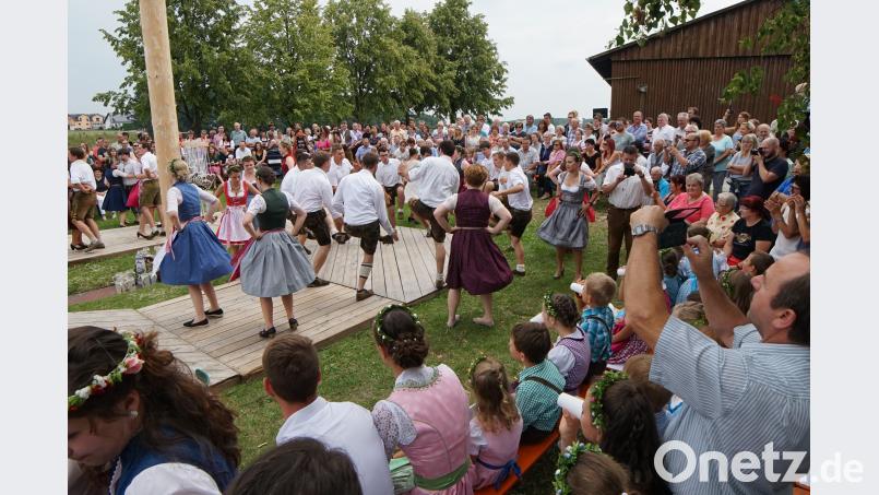 Viele Zuschauer verfolgten das Austanzen des Kirwabaums Bild: nib
